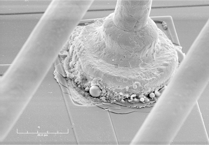 Observation en microscopie électronique d'un bond pad 